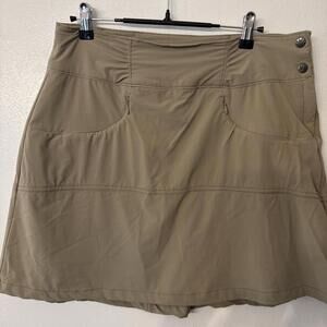 ATHLETA skirt with shorts,‎ Women’s Size 8.  D3-28